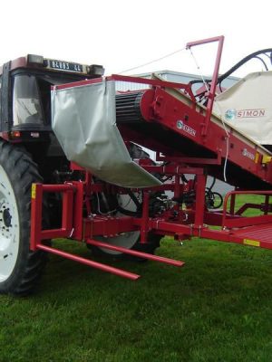 carrot harvester / tractor mounted / single row