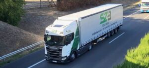 Sz&B Agro ponyvás kamion – palettás áruk fuvarozása