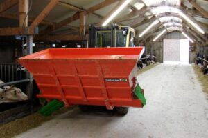 cattle automatic feeding system / self loading / tractor mounted / hopper